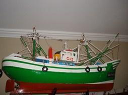 Maqueta barco pesquero con soporte