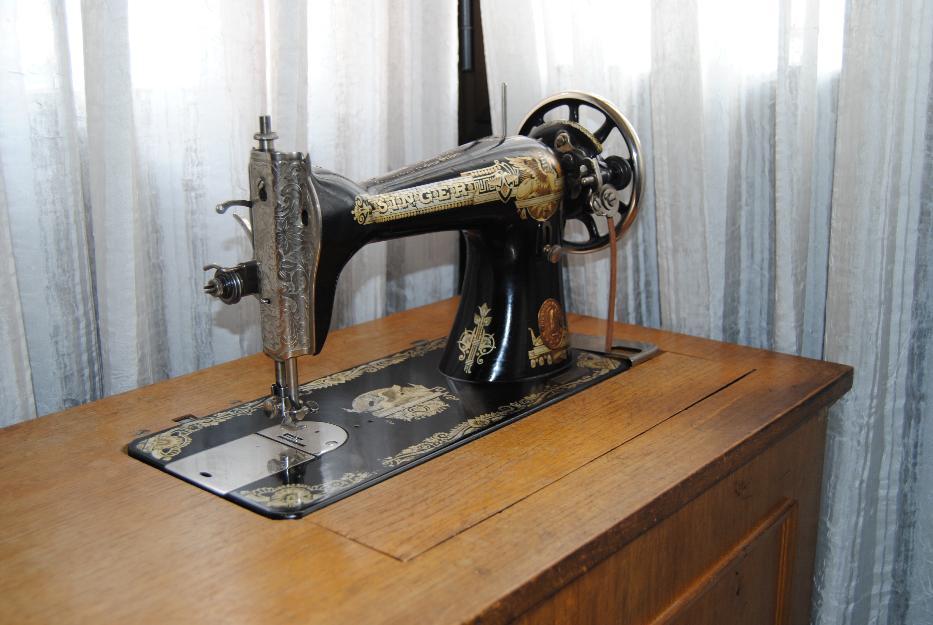 Máquina coser SINGER - 1917 en Perfecto Estado. Mueble con pedal incluido