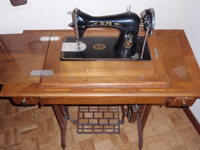 Máquina de coser ALFA a pedal con mueble
