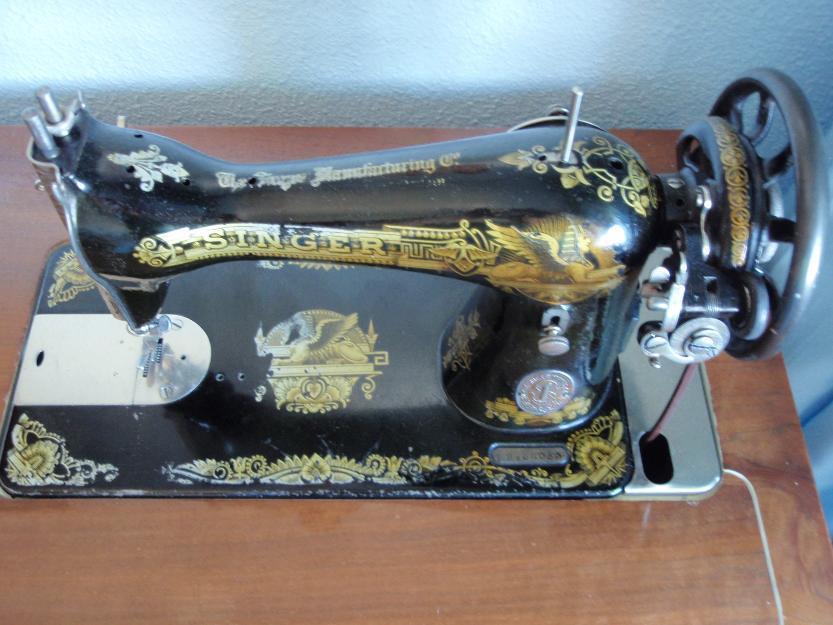 Máquina de coser SINGER a pedal con mueble