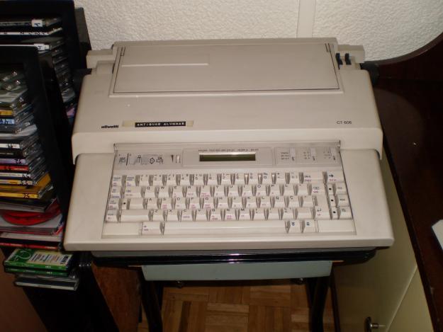 Máquina de escribir electrónica Olivetti. Perfecto estado!