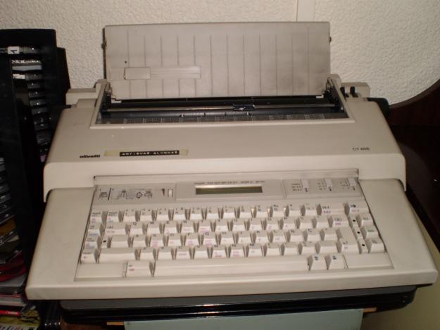 Máquina de escribir electrónica Olivetti. Perfecto estado!