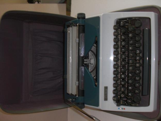 Maquina de escribir Erika con caja original Rigida. Perfecto estado