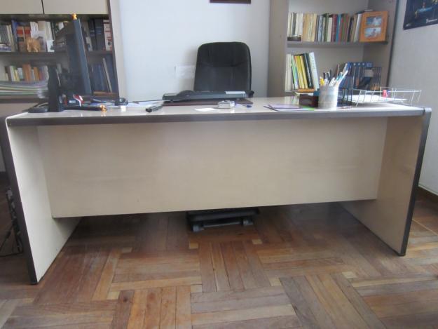 Mesa amplia para despacho