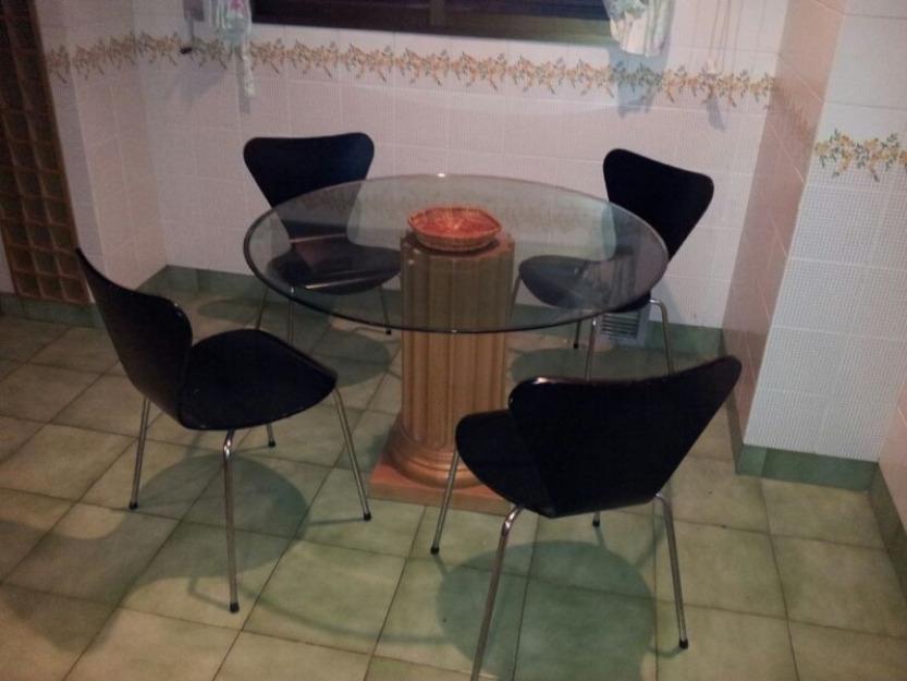 Mesa de cristal redonda con 4 sillas