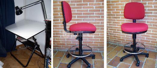 Mesa de dibujo usada con silla y flexo