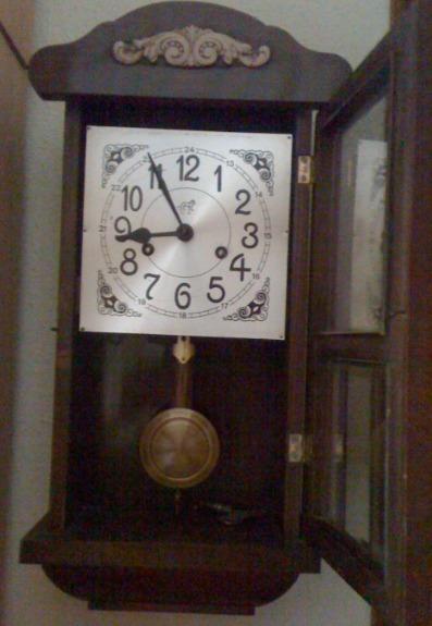 Reloj de pared U.M más de un siglo de antigüedad
