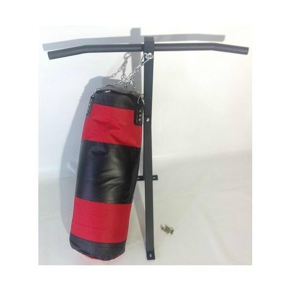 Saco de boxeo con soporte donde puedes realizar dominadas, flexiones y Gynnasio.