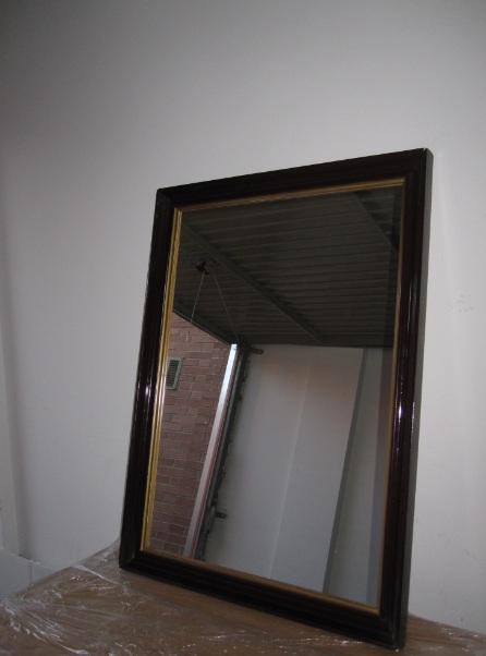 Se vende espejo con marco de madera lacado