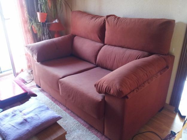 Se vende sofa nuevo de polipiel - 500 EUROS ( NUEVO)