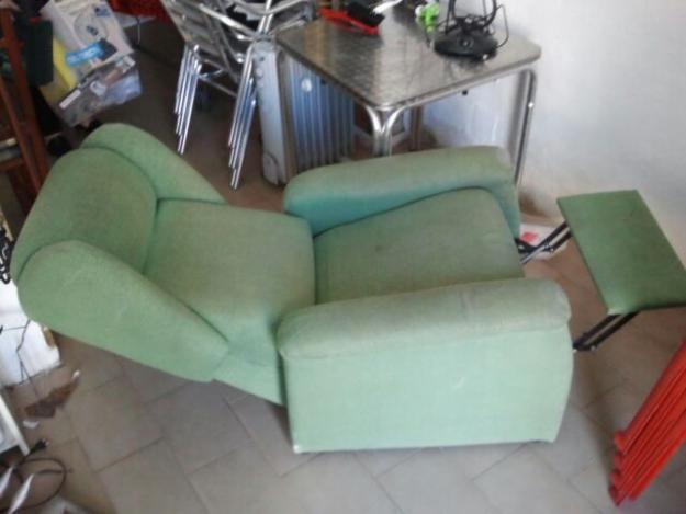 sofa individual reclinado tapizado en verde