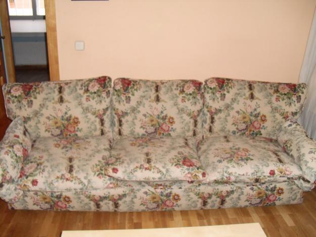 Sofa tres plazas en tela floreada
