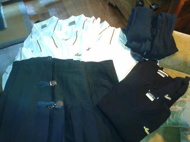 Uniforme: 3 faldas tableadas azul marino, 2 jerseys, polos y leotardos azul marino.