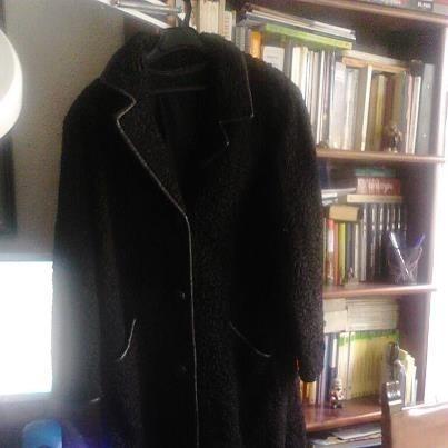 Vendo abrigo de astracan, largo color negro con acabados en cuero negro.