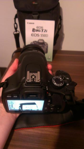 Vendo CANON 550D con lente, porta camara y mas accesorios