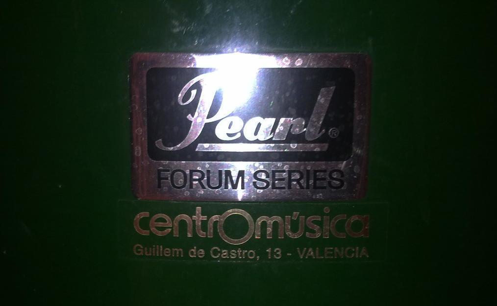 Se vende batería acústica. Pearl Pro, color verde.