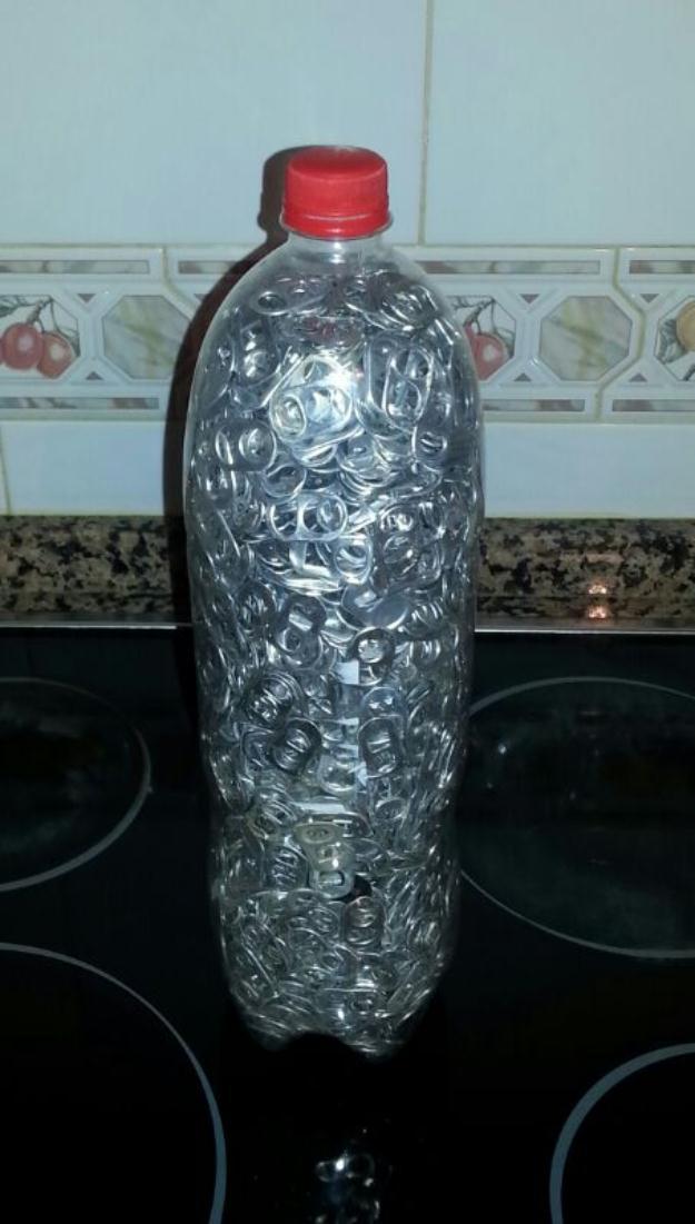 botella de 2 litros llena de chapas