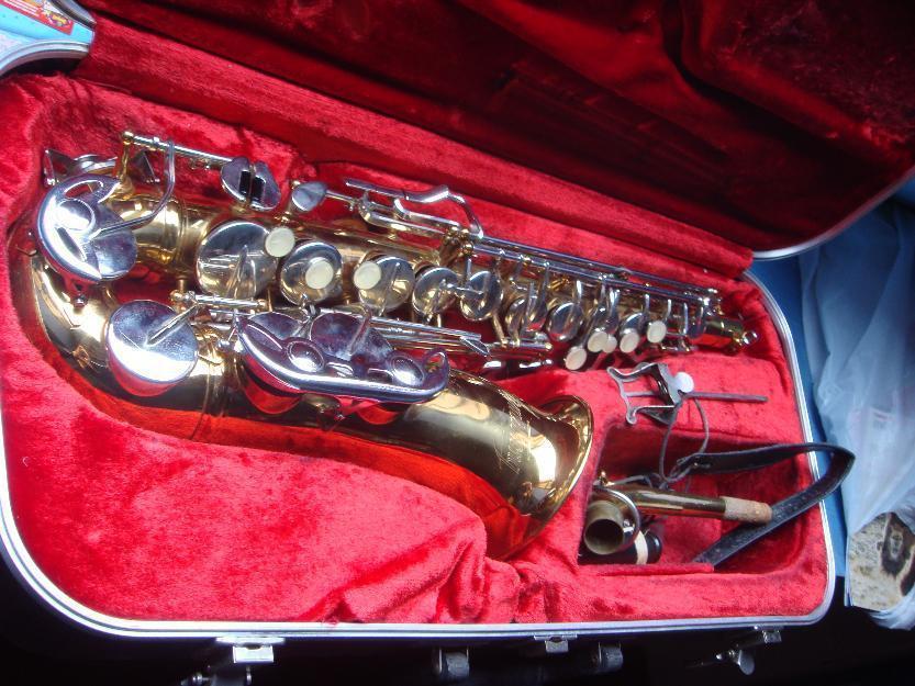Saxofón Alto marca Amstrong en buen estado