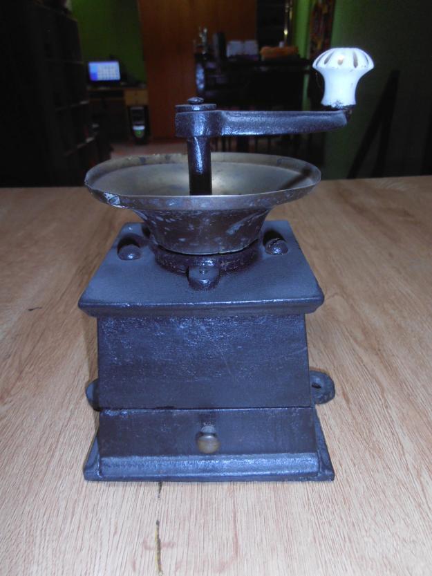 Molinillo de café antiguo de hierro fundición y depósito de latón