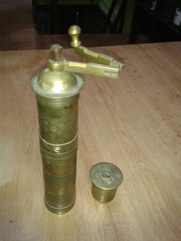 Molinillo portatil cilindríco de café fabricado en latón con vaso recogedor