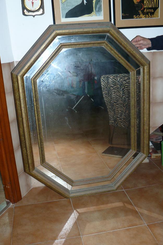 Importante espejo enmarcado en madera