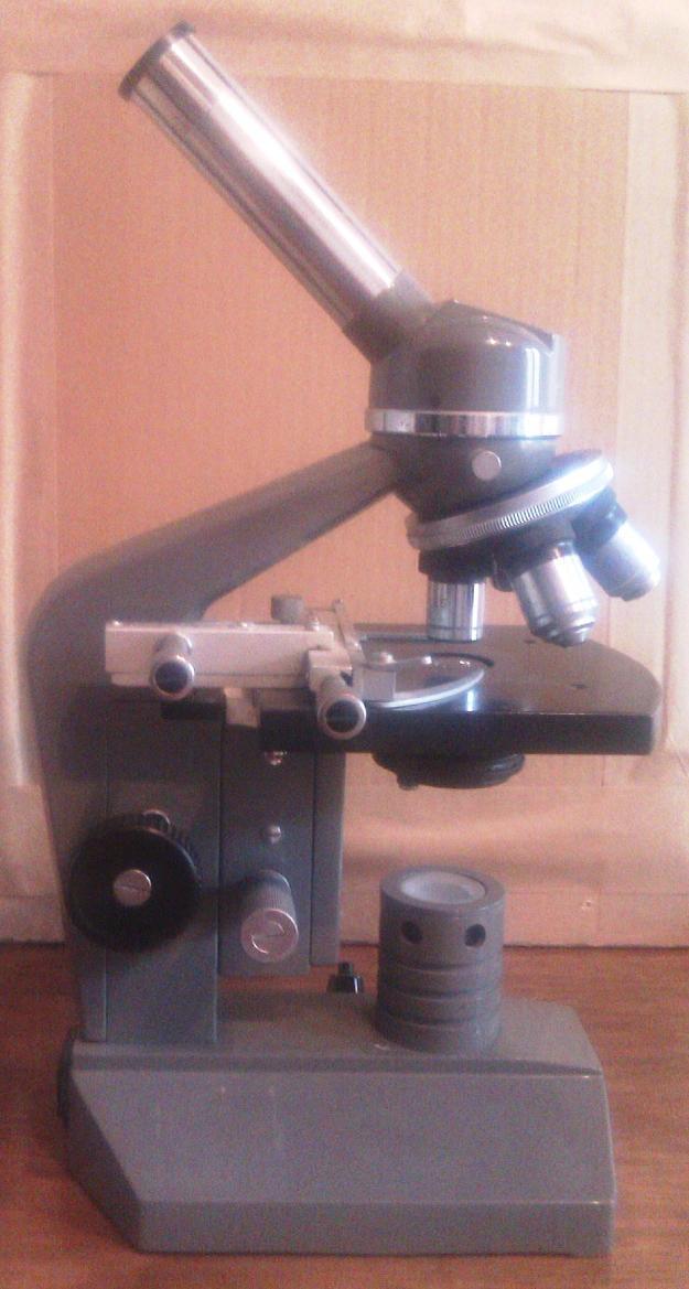 Microscopio y Balanza de Precisión