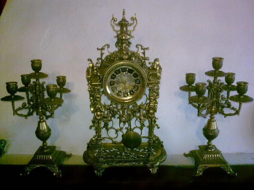 reloj y candelabros antiguos