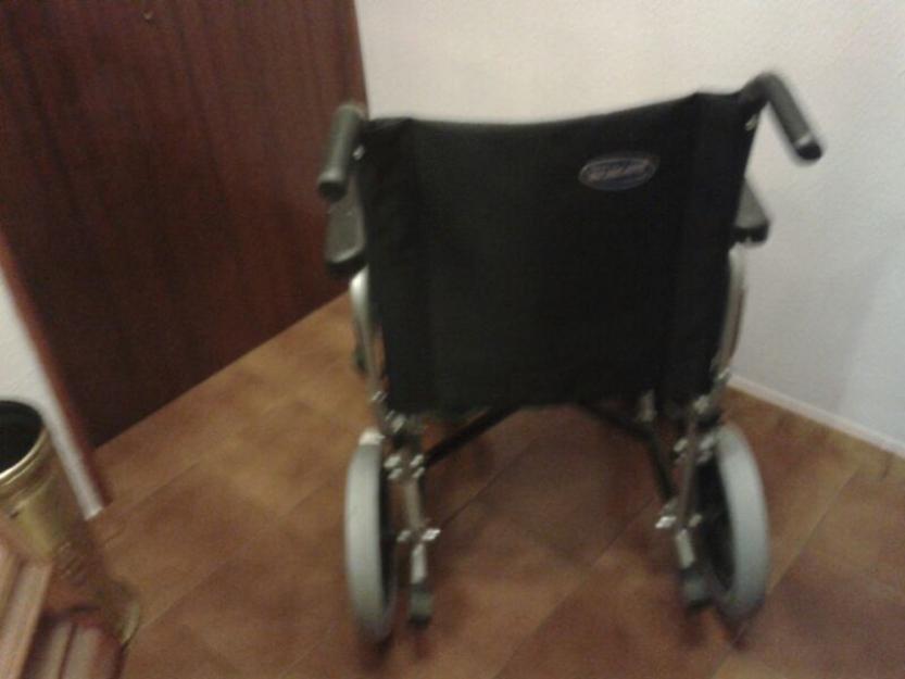 silla de ruedas y cojín antiescaras