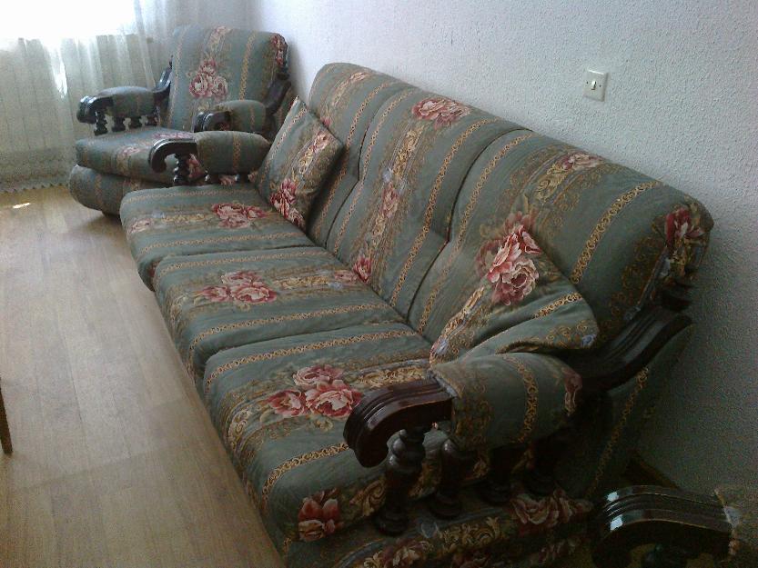 Sofa de tres plazas y dos sillones
