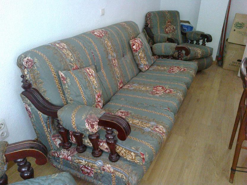 Sofa de tres plazas y dos sillones