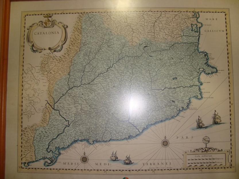 Lamina enmarcada con cartografia de CATALONIA, insignia del partido UCD