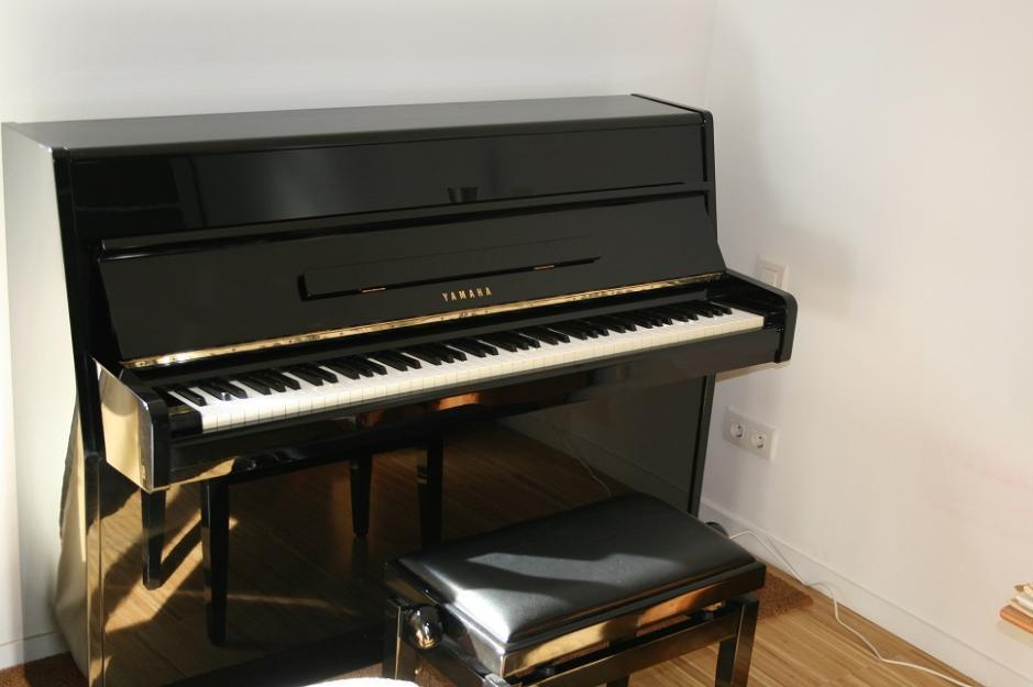 Piano yamaha japonés