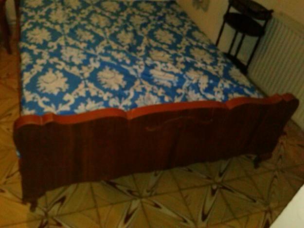 cama de madera antigua