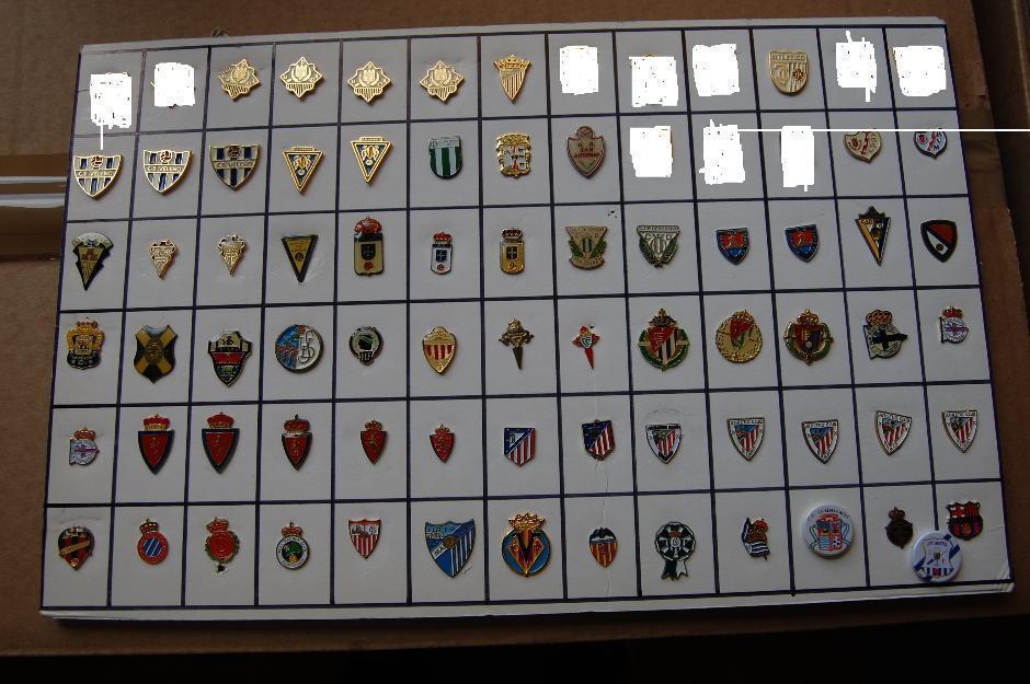 Se venden pins de equipos de futbol