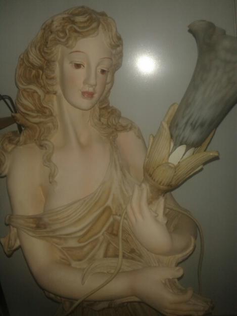 lámpara estatua mujer preciosa