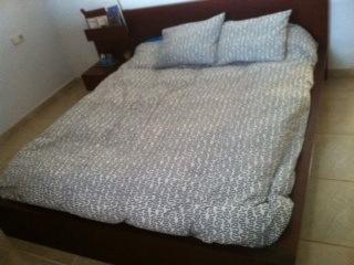 Cama, mesita y colchón de látex 160 x 2m