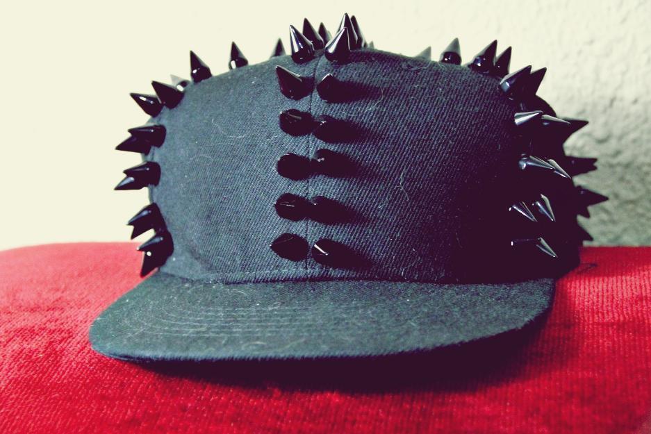 Gorra de pinchos negros