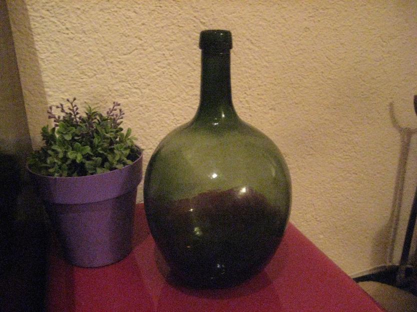 garrafa antigua de vidrio .