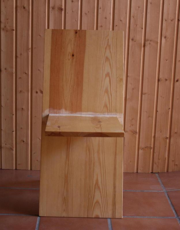 Silla de madera con dos patas