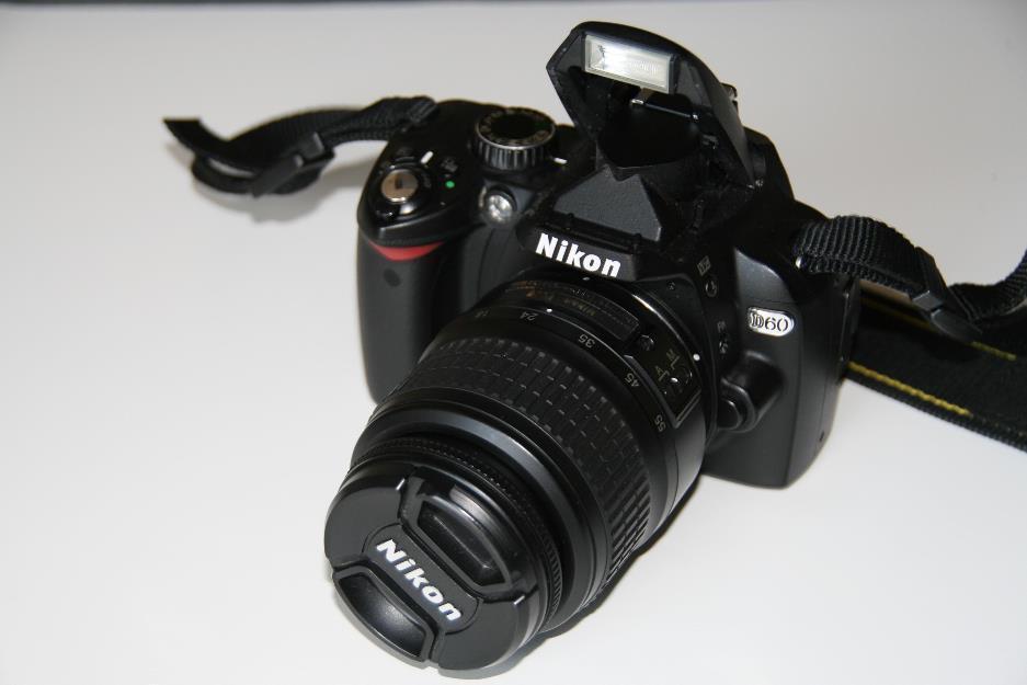 Camara digital Reflex Nikon D60 + objetivo 18-55 + funda de regalo