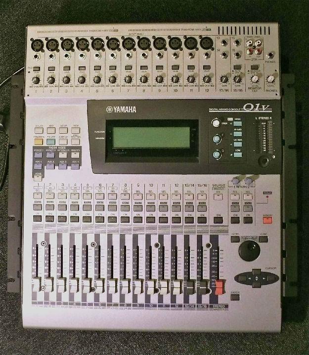 Mesa de mezclas Yamaha 01v