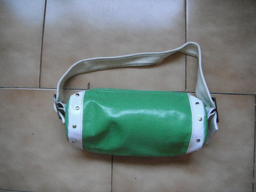 Bolso verde con asa blanca