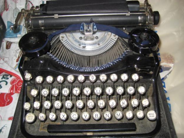 MÁQUINA de ESCRIBIR UNDERWOOD STANDAR FOUR BANK KEYBOARD de CINTA