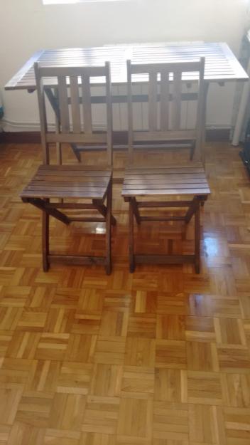 Mesa y dos sillas plegables