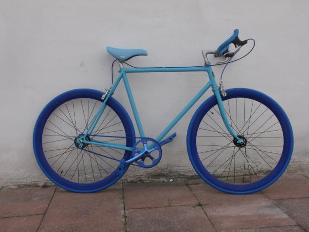Bicicleta urbana restaurada tipo fixie
