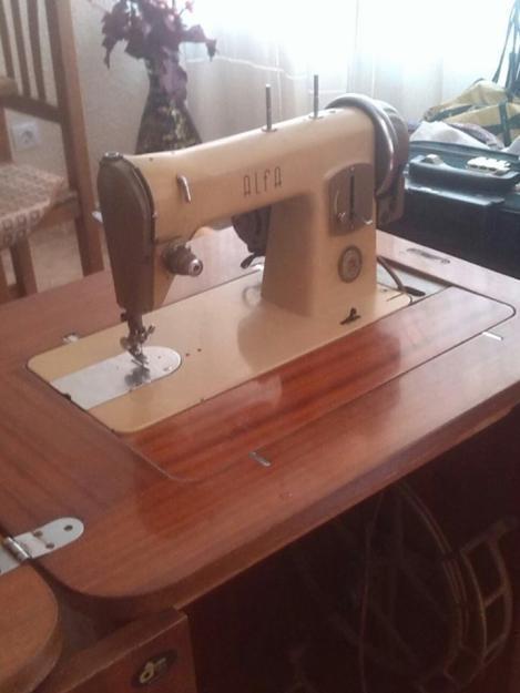 Máquina de coser ALFA con mueble