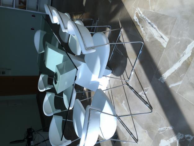 Venta de Mesa Tope cristal y base Blanca con 8 sillas