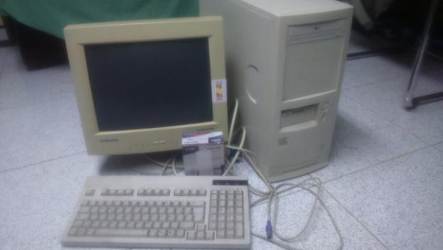 Ordenador AMD Athlon XP 2400 con pantalla teclado y ratón