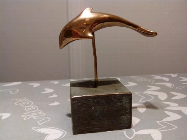 Delfin de bronce