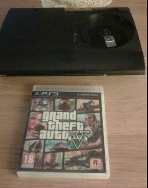 PS3 negra slim y GTA V